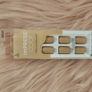 Brand New KISS IMPRESS COLOR PRESS-ON MANICURE-S